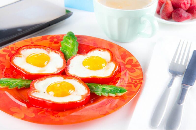 fried eggs with bell pepper - a hearty dish on the menu of the egg diet