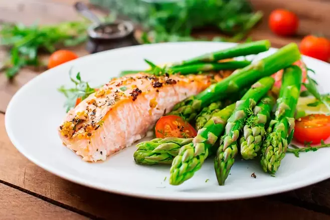 salmon with asparagus on a no-carb diet