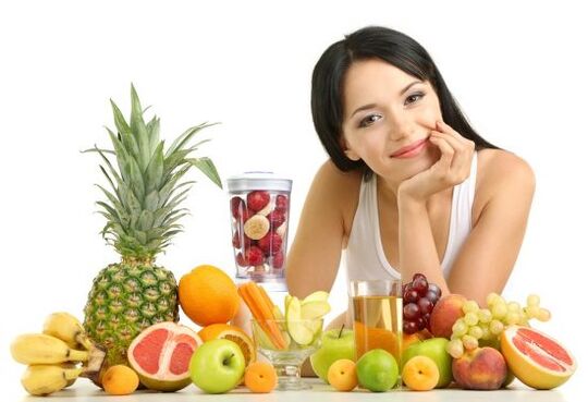 girl making fruit smoothie for weight loss