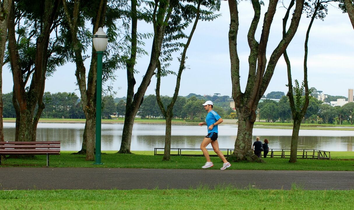 Running in the park is easier than running on the asphalt, the main thing is to choose the right clothes and shoes