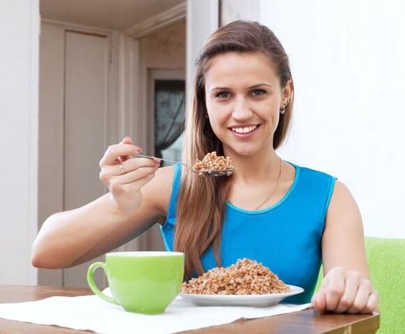 girl eats buckwheat to lose weight